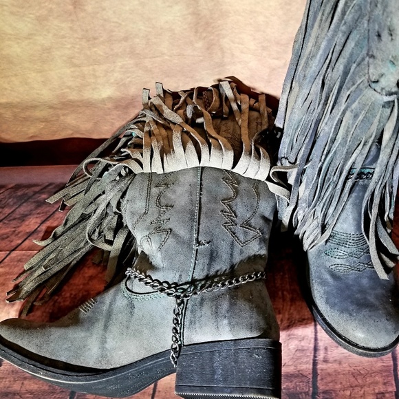 Upcycled long fringe boots - Picture 4 of 8